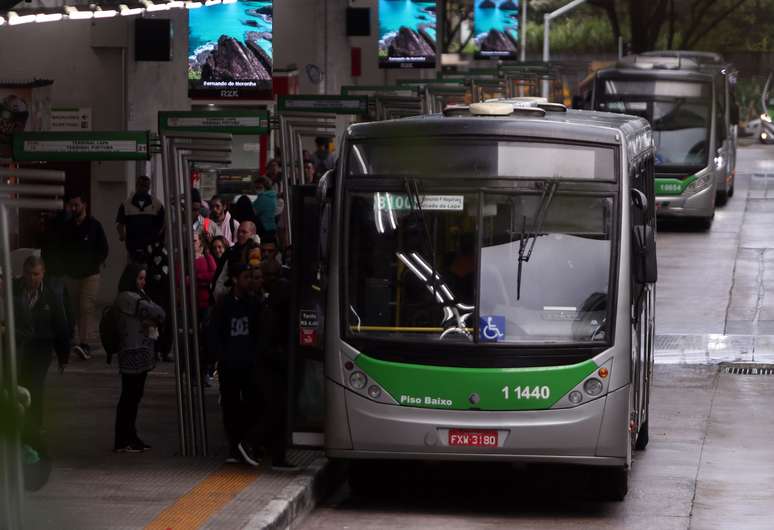 Paralisação parcial de ônibus afeta passageiros em SP; rodízio de ...