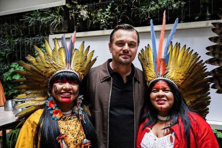 Leonardo DiCaprio ao lado da deputada federal Célia Xakriabá e da Ministra dos Povos Originários, Sônia Guajajara