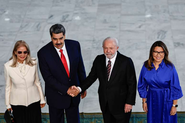 Presidente da Venezuela, Nicolás Maduro, ao lado de sua esposa Cilia Flores; e presidente do Brasil, Luiz Inácio Lula da Silva, ao lado da primeira-dama Janja