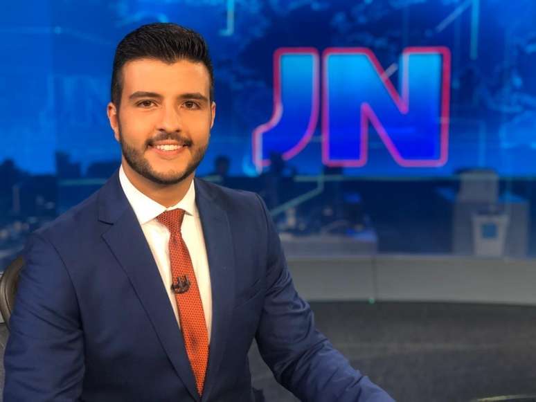 Matheus Ribeiro na bancada do Jornal Nacional