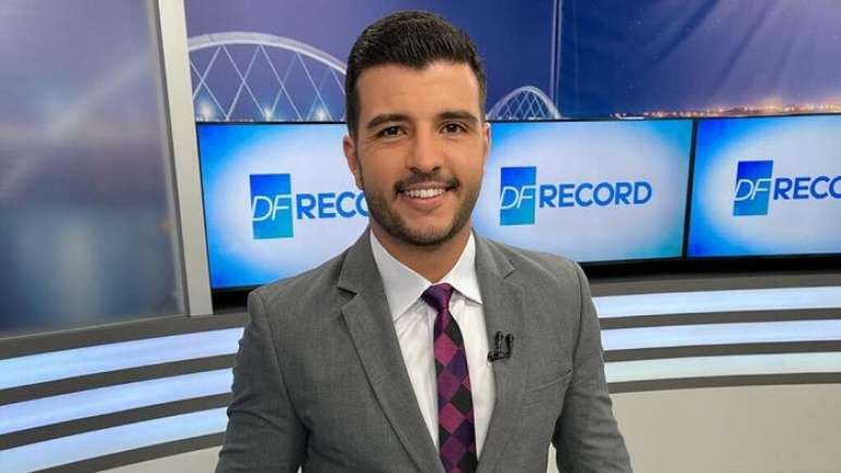 Matheus Ribeiro na bancada da Record TV