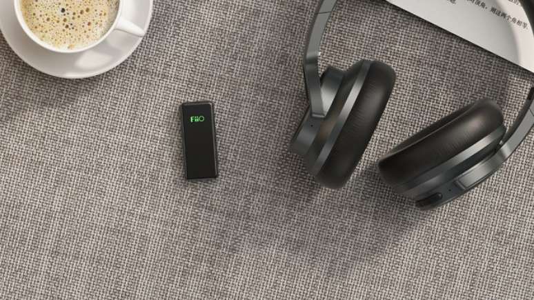 Melhores DAC/amps USB ultra port&aacute;teis com Bluetooth (com bateria) at&eacute; R$ 300. Na foto FiiO BTR3K.