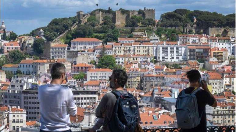 Os proprietários no centro de Lisboa preferem alugar a turistas do que a residentes, porque os benefícios são maiores.