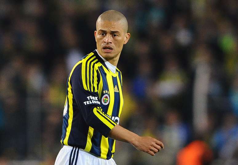 Alex durante partida do Fenerbah&ccedil;e &ndash; Mustafa Ozer/EuroFootball/Getty Images