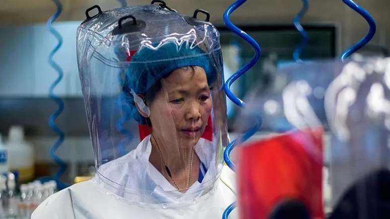 A professora Shi Zhengli dentro de um laborat&oacute;rio em Wuhan