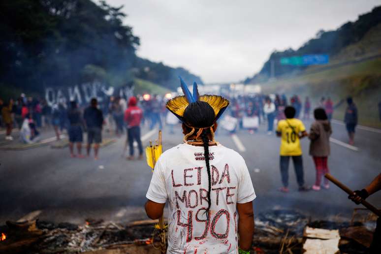 Grupos indígenas protestam contra marco temporal para demarcação de terras, em São Paulo
