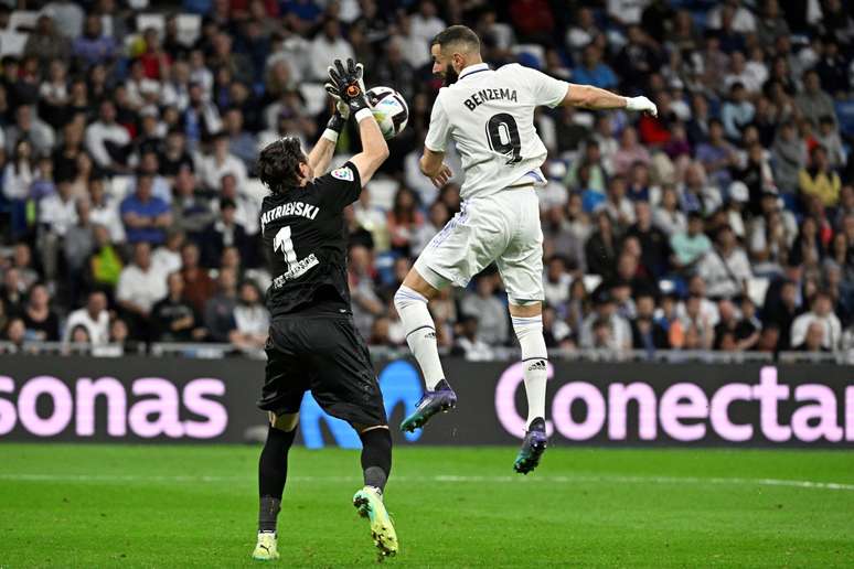 Karim Benzema em ação com a camisa do Real Madrid – Javier Soriano/Getty Images