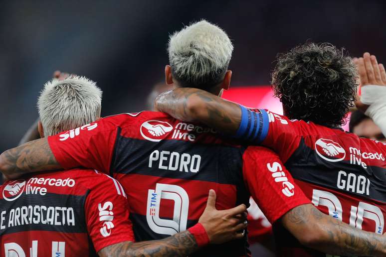 Valor da nova camisa do Flamengo recebe críticas de torcedores na web: 'Vem  com o Arrascaeta?' - Lance!