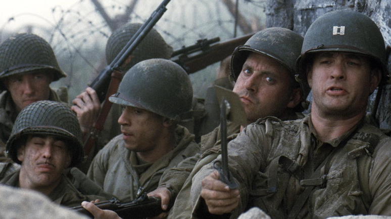O Resgate do Soldado Ryan: Vin Diesel é o soldado de perfil, enquanto Tom Hanks aparece à direita.