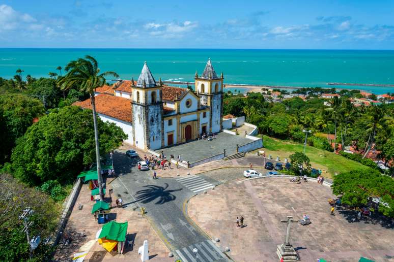 No Alto da Sé, além de apreciar a paisagem, é possível visitar a Catedral da Sé, a principal igreja da cidade 