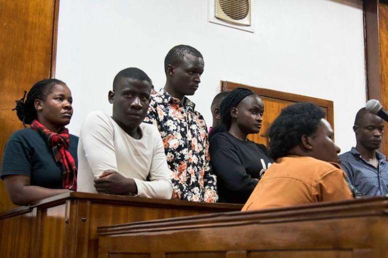 A homossexualidade já era punida na Uganda: na foto, um grupo de jovens sendo julgado em 2019 por frequentar a um local de entretenimento popular entre a comunidade LGBT