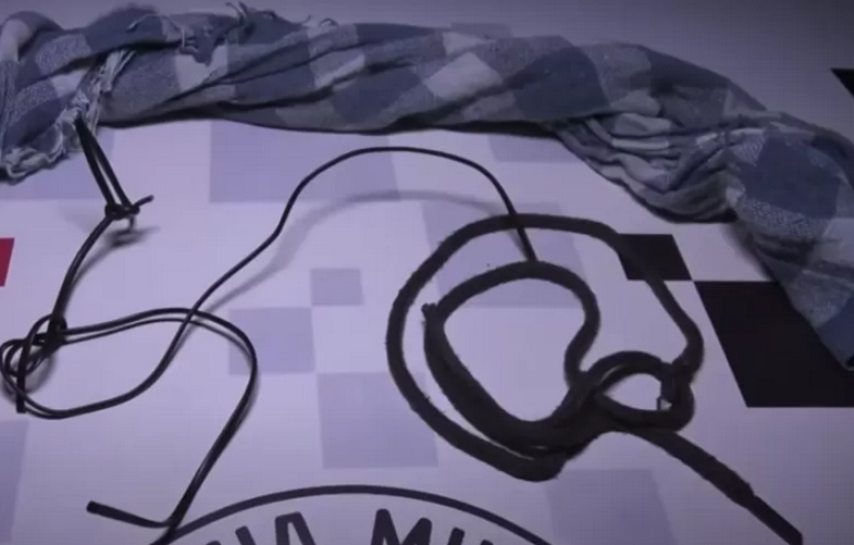 O homem usou fios e um pano para amarrar a criança