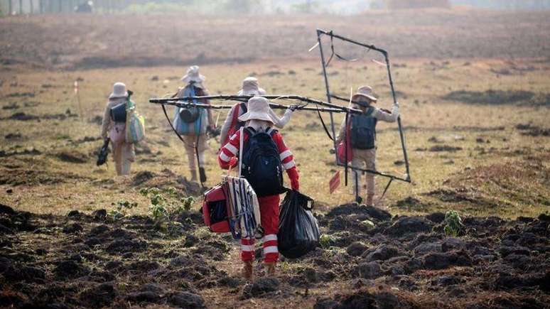 Uma equipe do MAG examina o terreno em busca de munições não detonadas no Laos