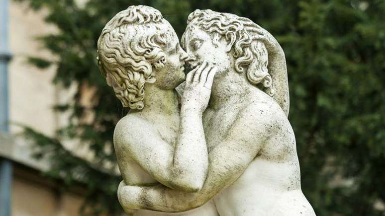 Est&aacute;tua de um homem e uma mulher abra&ccedil;ados, prestes a se beijar