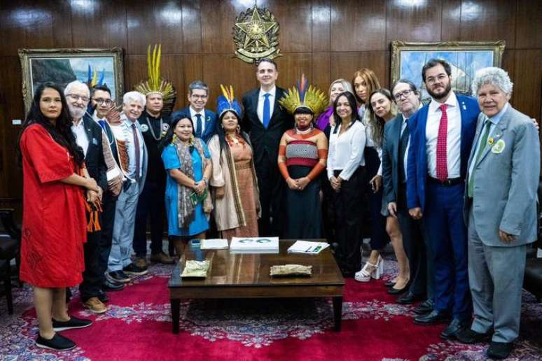 O presidente do senado, Rodrigo Pacheco (PSD-MG), se reuniu com a ministra Sonia Guajajara e parlamentares contrários ao PL 490 antes da votação na Câmara dos Deputados