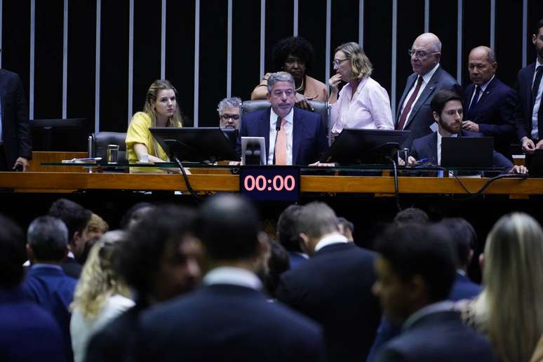 O presidente da Câmara dos Deputados, Arthur Lira, comandou a votação do PL 490 do marco temporal nesta terça-feira, 30; MP dos Ministérios seria votada na sequência, mas análise foi adiada sob risco de derrota do governo