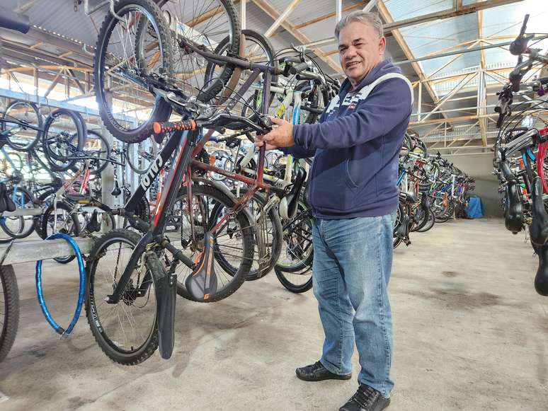 Adilson Alcântara, 63, fundou a associação que administra o bicicletário em Mauá