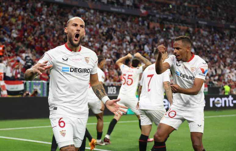 Jogadores do Sevilla comemoram gol de Mancini (contra)