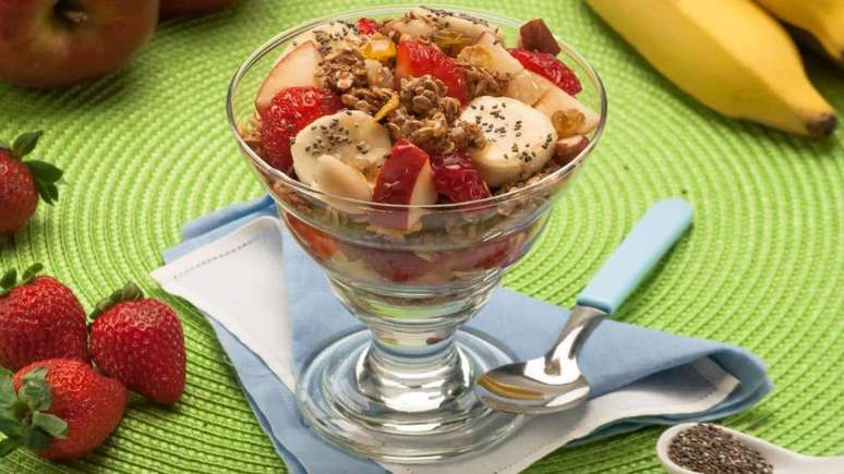 Taça de frutas com granola caseira