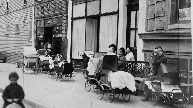 Mulheres em frente à primeira clínica de controle da natalidade dos EUA, em Nova York, em 1916