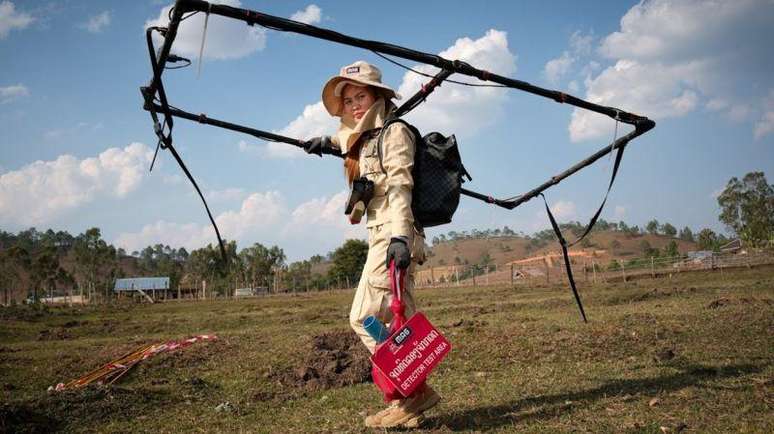 Passados cinquenta anos depois do fim dos bombardeios, o trabalho de retirada de material bélico não detonado dos terrenos do Laos ainda está longe de chegar ao fim