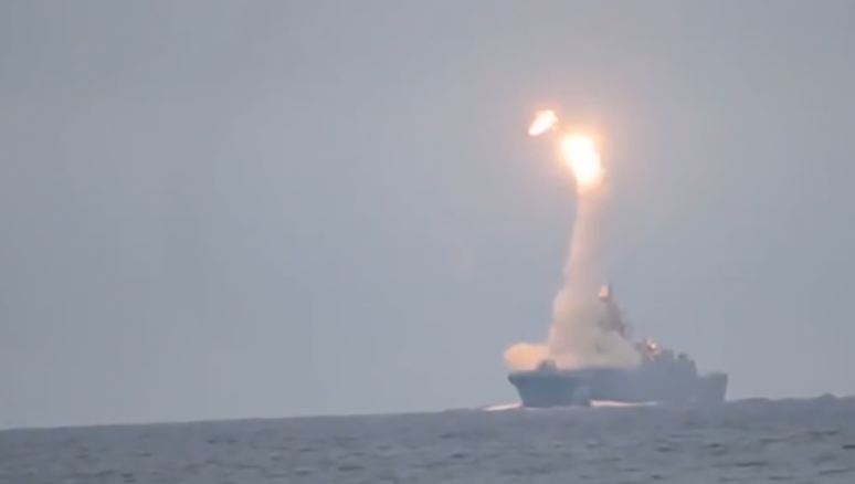 Militares russos lançaram em 2020 o míssil nuclear supersônico Zircon a partir do Mar Branco