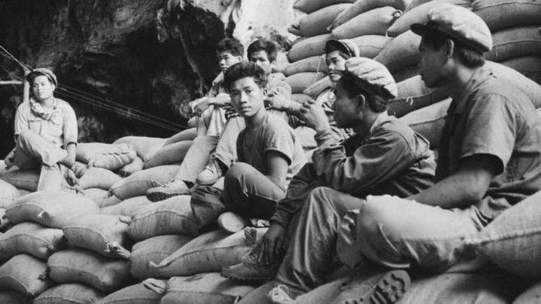 Milicianos da guerrilha do Pathet Lao, em fotografia da década de 1970. O movimento assumiu o governo do Laos após o fim da Guerra Civil no país