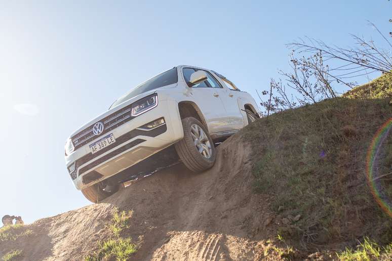 Volkswagen Amarok &eacute; colocada &agrave; prova em diversos terrenos em evento.