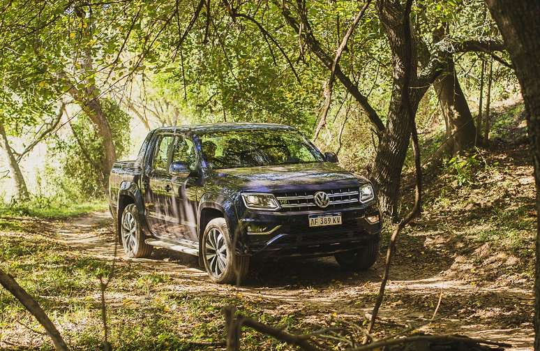 Volkswagen Amarok &eacute; colocada &agrave; prova em diversos terrenos em evento.