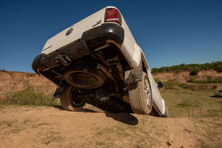 Volkswagen Amarok &eacute; colocada &agrave; prova em diversos terrenos em evento.