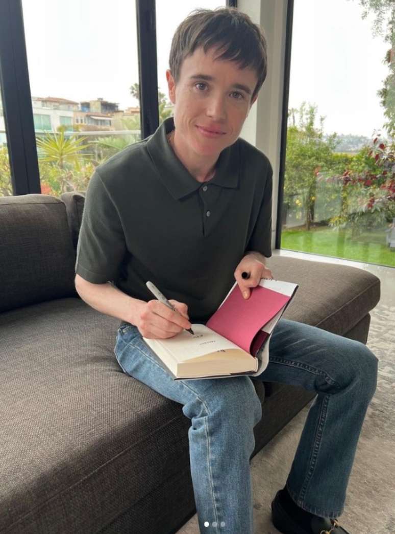 Elliot assinando um dos exemplares de seu livro, que deverá ser lançado em 6 de junho