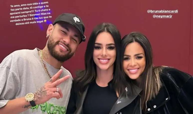 Na foto, Gabily posa ao lado de Bruna Biancardi e Neymar