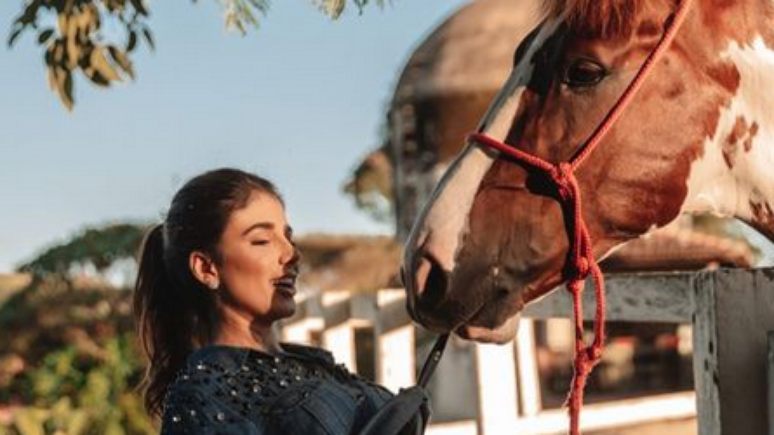 The horse pulls Paula Fernandes’ shirt and shows the “shape” of the singer