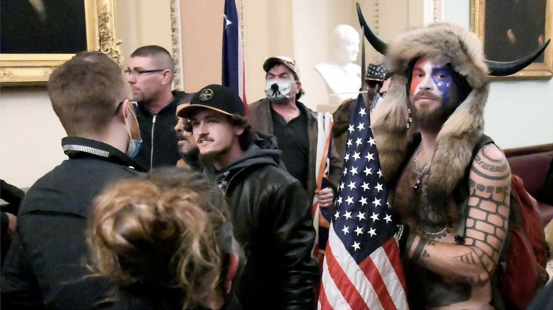 O 'Xam&atilde; do QAnon' durante a invas&atilde;o do Capit&oacute;lio