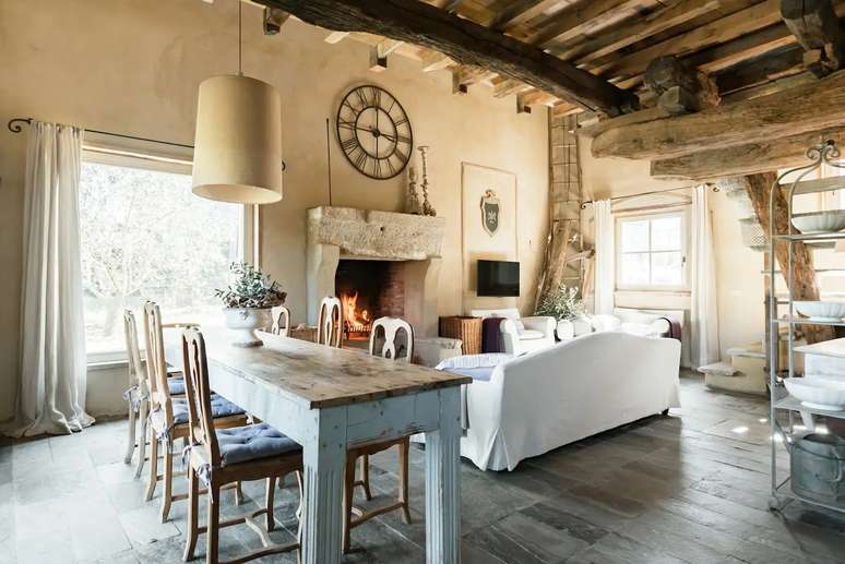 No andar t&eacute;rreo, sala de estar, sala de jantar e cozinha s&atilde;o integradas.