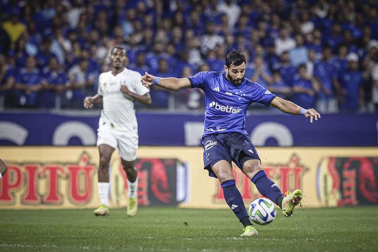 Henrique Dourado arrisca finalização no duelo contra o Grêmio – Staff Images / Cruzeiro