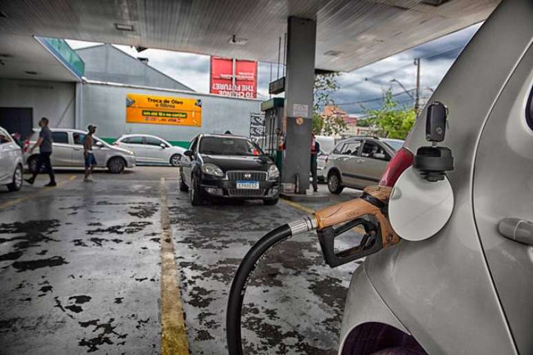 Gasolina está no menor preço desde junho de 2021