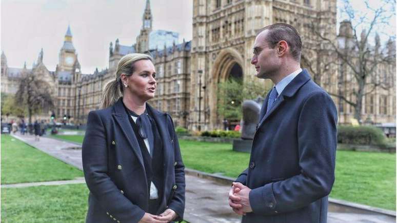 Os advogados Cristiano e Valeska Martins em foto logo antes de se dirigir para audiência no Parlamento Britânico