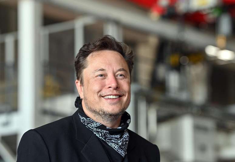 Elon Musk supera Bernard Arnault e volta a ser a pessoa mais rica do mundo