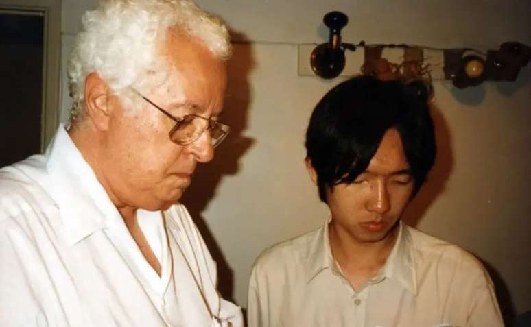 M&aacute;rio Nogueira Rangel e Cl&aacute;udio Tsuyoshi Suenaga na sede da Apex e consult&oacute;rio de seu fundador, o m&eacute;dico Max Berezovsky, sito a Rua Tonelero, na Lapa, em S&atilde;o Paulo, no dia 25 de janeiro de 1997