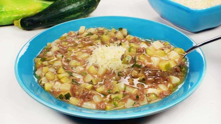 Sopa de abobrinha com carne moída