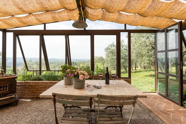 A mesa de jantar fica no solarium, com vista para oliveiras e vinhas.