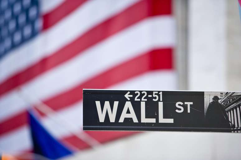 Analysts debate whether the US economy will slip into a recession Analysts debate whether the US economy will slip into a recession