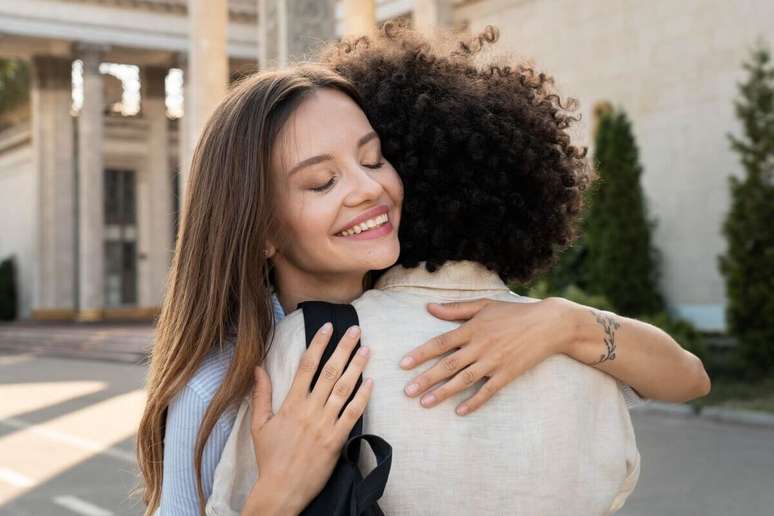 Ter uma rede de apoio é fundamental para que uma pessoa decida sair de um relacionamento abusivo 