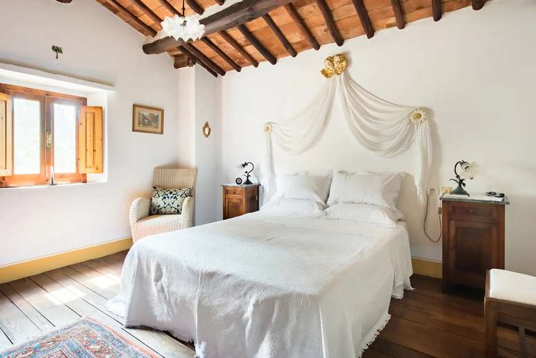 Perfeita para uma estadia a dois, a casa possui um &uacute;nico quarto no andar de cima.