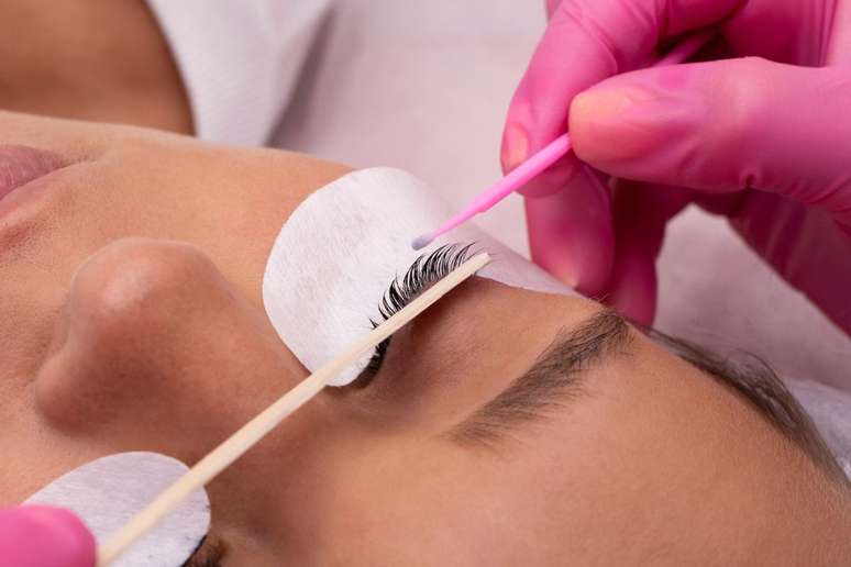 Eyelash extensions can affect eye health: what are the risks?