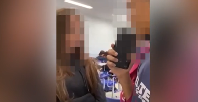 Professor foi vítima de insultos racistas, homofóbicos e xenófobos por alunos de uma unidade da rede de ensino Elite, no RJ