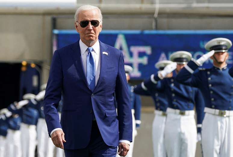 Joe Biden falls during a US military event;  see the moment