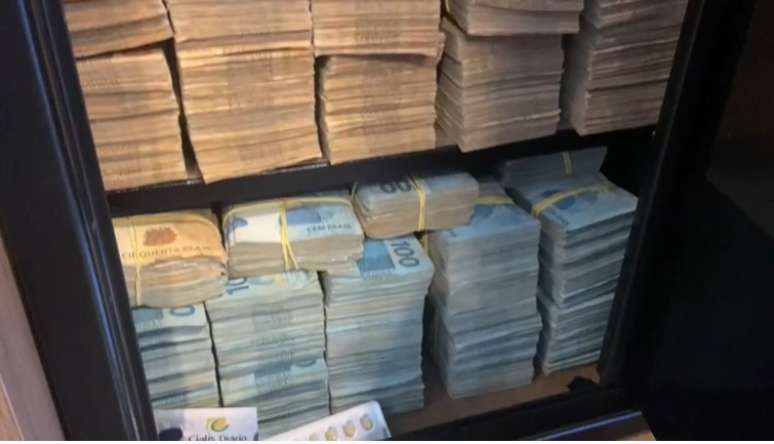 Cofre cheio de dinheiro encontrado em Brasília, durante operação Hefesto, da Polícia Federal
