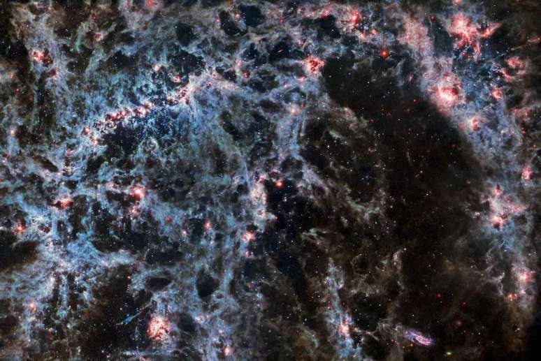 NGC 5068 galaxy dust structures and glowing gas bubbles, seen from the MIRI instrument NGC 5068 galaxy dust structures and glowing gas bubbles, seen from the MIRI instrument